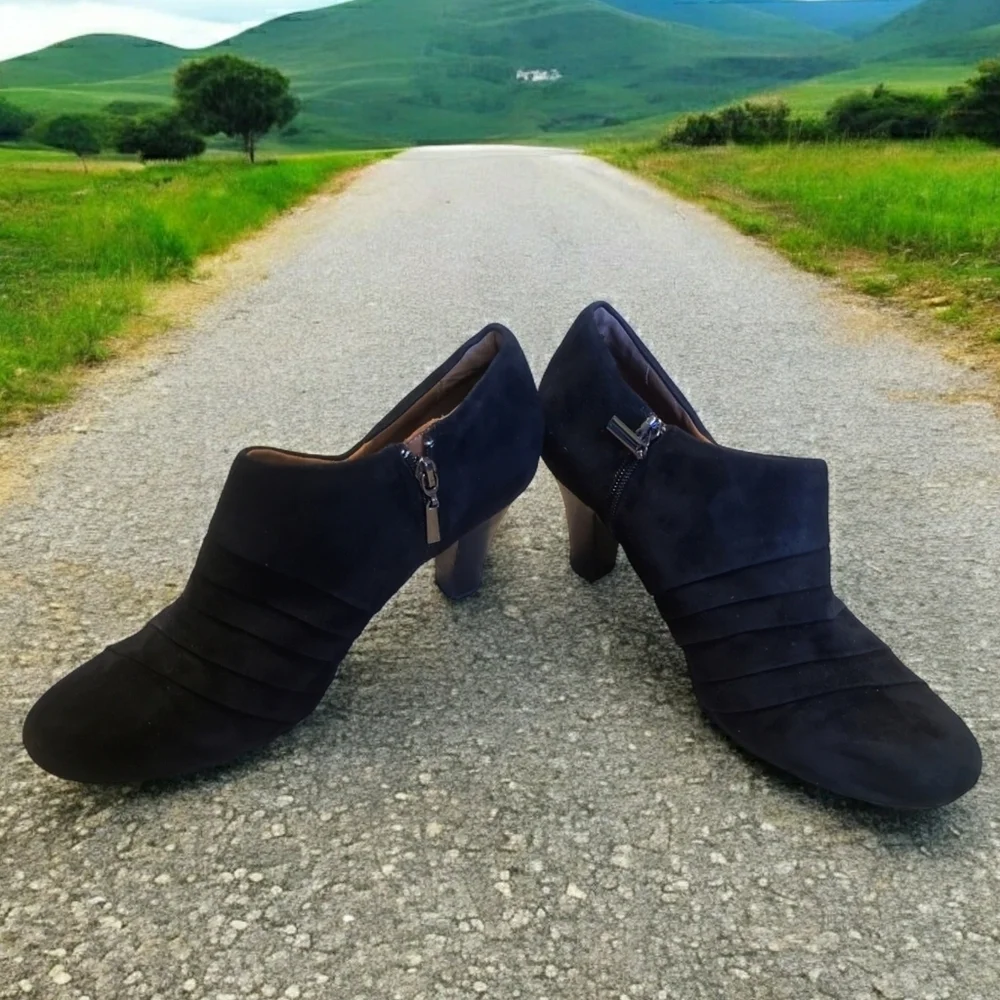 Clarks Artisan Booties 10M Womens Black Suede Heeled Zippered Comfort Shoes